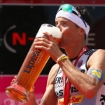 Andreas Raelert de Alemania, después de ganar el triatlón Challenge-Roth en Julio 2014 bebiendo un vaso de cerveza