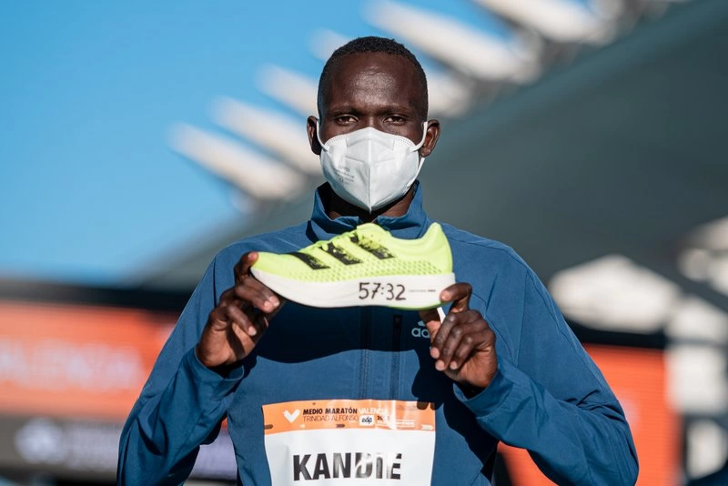 Kibiwott Kandie récord mundial 21K con adidas adizero adios Pro