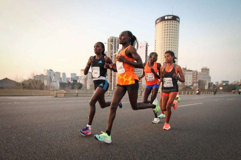 Damas corriendo en el Medio Maratón de Buenos Aires 2022