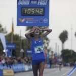 Kibiwott Kandie ganando la Media Maratón de Valencia 2022