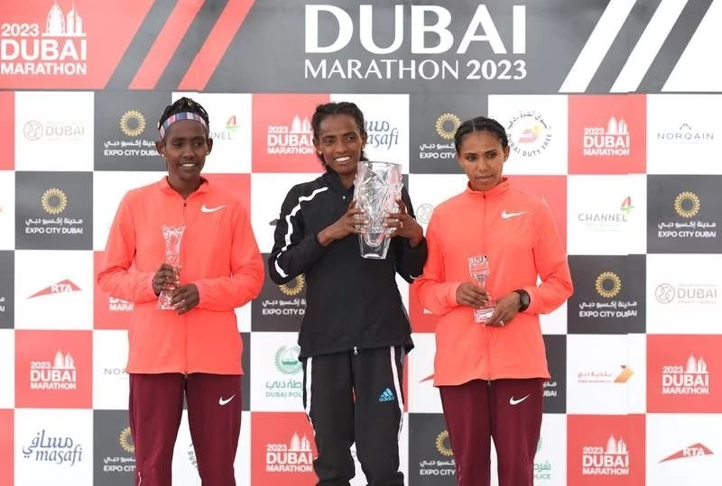 Podio femenino de la Maratón de Dubai 2023
