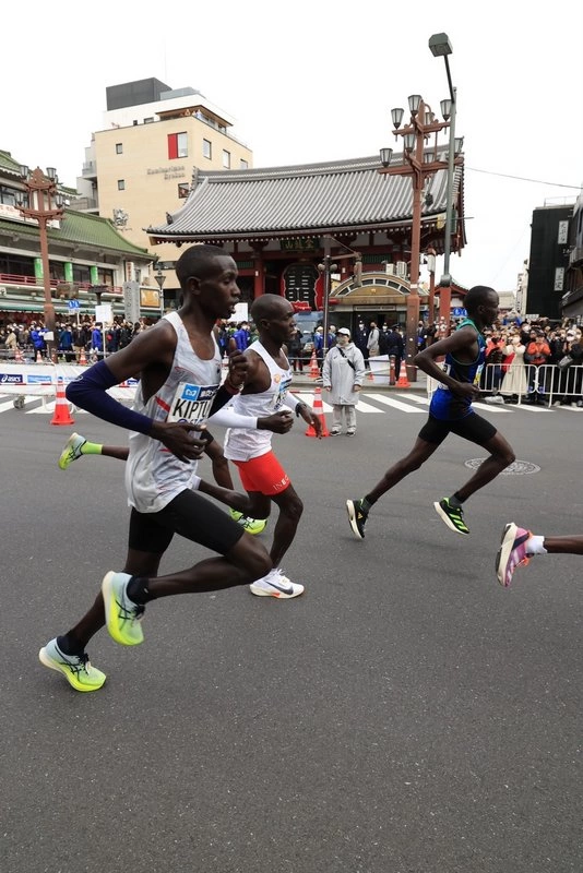 Grupo líder de la Maratón de Tokio 2023 pasando por la Puerta Kaminarimon en Asakusa