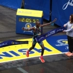 Evans Chebet ganando la Maratón de Boston 2023