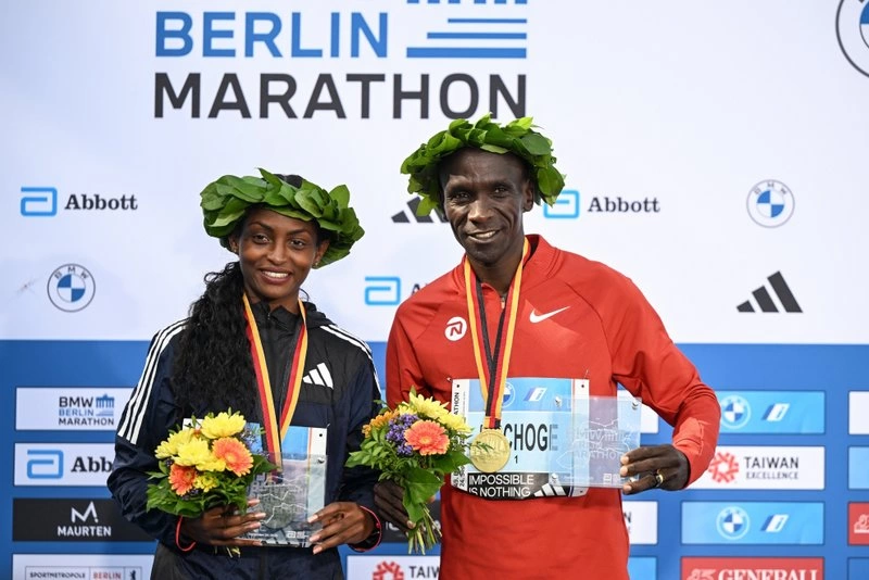 Tigist Assefa y Eliud Kipchoge ganadores de la Maratón de Berlín 2023